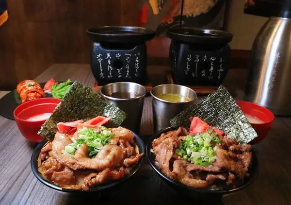 食記 ∥高雄∥ 牛丁次郎坊x深夜裡的和魂燒肉丼x高雄支店 ๑燃燒吧!大爆量百元燒肉丼.必吃特上羽下肋眼牛排定食