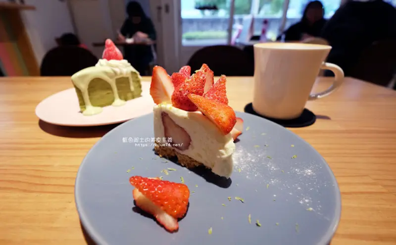 彰化員林│All In Coffee-隱身國宅一樓.店貓阿喵.推草莓生乳酪 - 藍色起士的美食主義