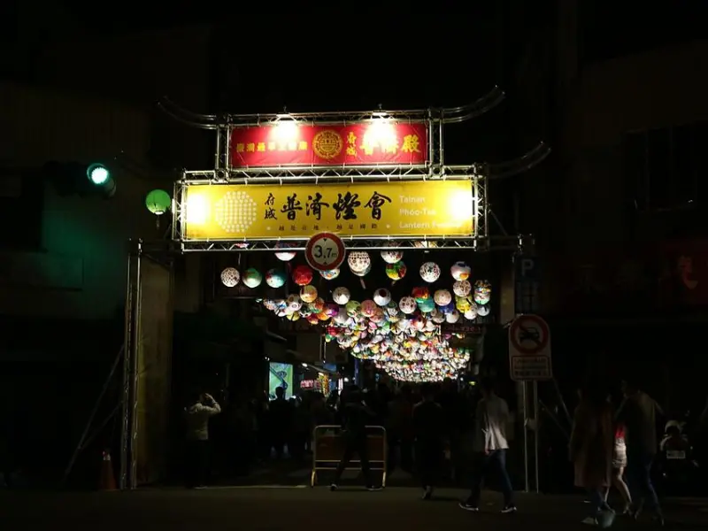 台南必去景點推薦：普濟街燈會｜逗陣踅普濟 - 2019 府城普濟燈會(展期：2019年1/30-3/02) - 進食的巨鼠