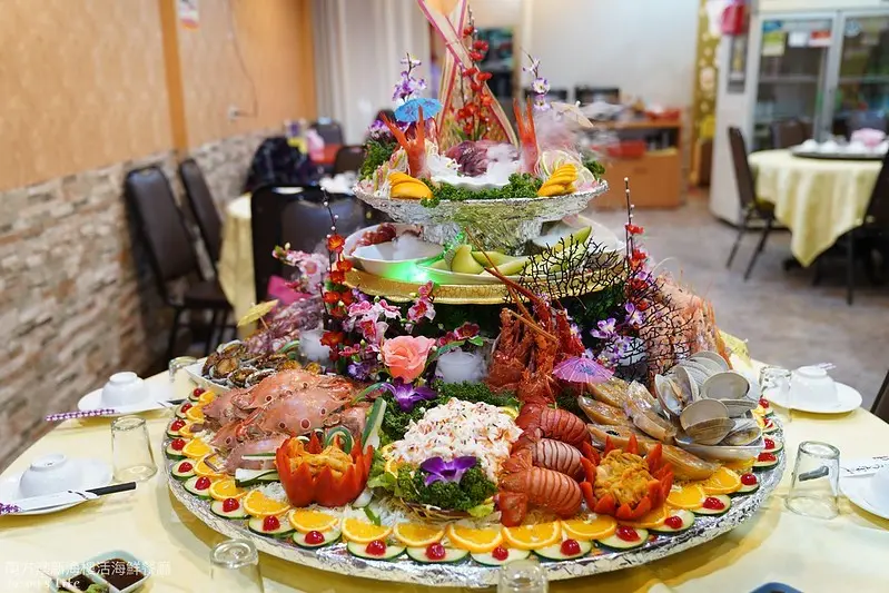 【宜蘭蘇澳│美食】南方澳新海樓活海鮮餐廳。需提前預約，浮誇痛風海鮮塔出爐啦，自家漁船出海捕魚貨，新鮮度無話可說
