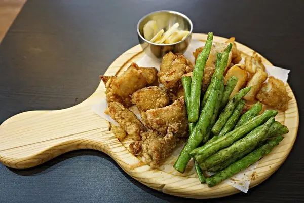 【一角兩角鹹酥雞】設內用區搭創意擺盤