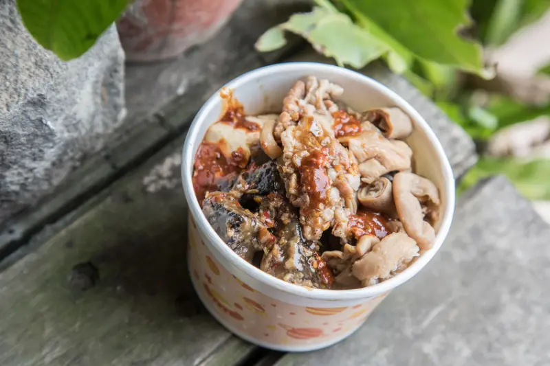 [苗栗三義]勝興車站必吃，假日限定超人氣排隊美食！老吳鐵馬臭豆腐 - 大手牽小手。玩樂趣