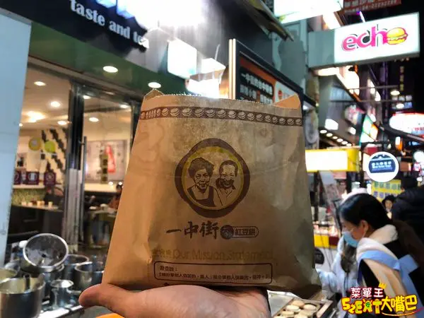 【一中街大輪紅豆餅菜單價位大公開】哇哩滿滿餡料都快抱出來了～台中必吃美食小吃餐廳推薦！招牌菜紅豆、芋頭、奶油餅。