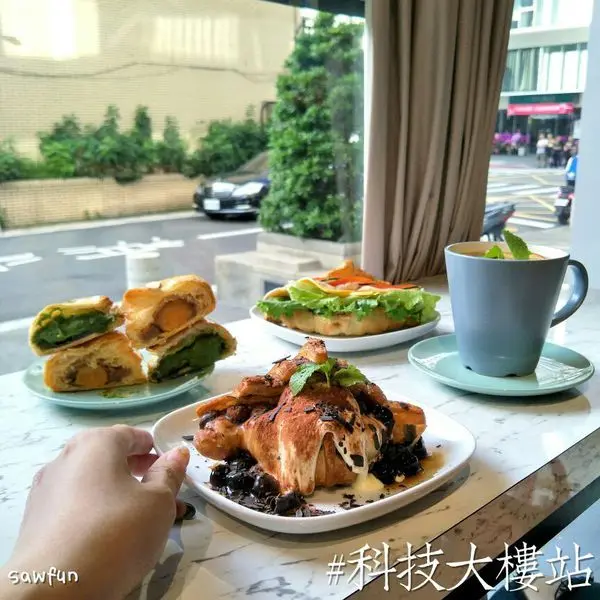遇fun胃_法式修頌 可頌專賣店•台北美食•大安區科技大樓甜點/下午茶 你吃過可頌的親戚-修頌嗎 酥皮控千層控一吃真的會愛上 一定要來這超美的窗邊位子享受陽光照在臉上
