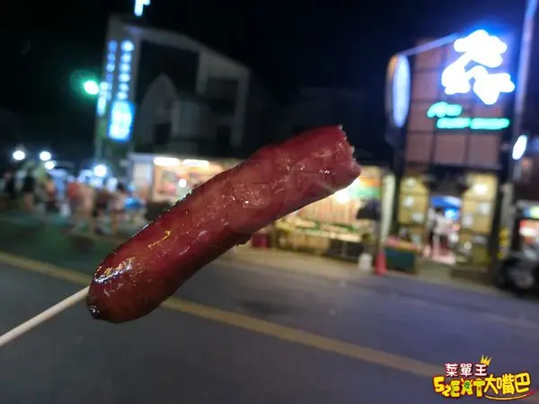 【打洞香腸菜單價位大公開】散發淡淡酒香會噴汁的高粱香腸～屏東必吃美食小吃餐廳推薦！招牌菜飛魚卵、高粱口味、黑胡椒口味。