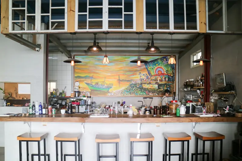 【高雄梓官】蚵仔寮 意滿漁。看夕陽灑落金黃色海面 聽海喝茶吃香腸