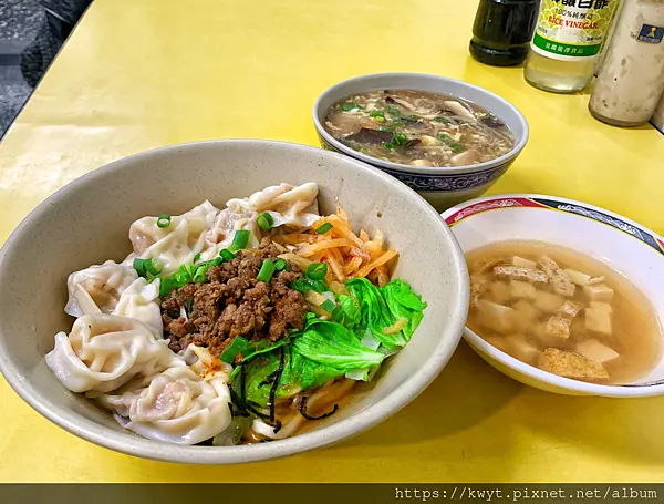 【2021台南東區美食】億忠刀切麵。成大商圈育樂街美食，NT25UP，機器現切麵口感夠Q，內用湯品飲品喝到飽，銅板美食懶人包
