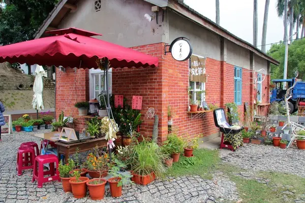 【雲林斗六景點】哲美系二手書店~紅磚老厝氣氛古色古香閱讀空間        
      