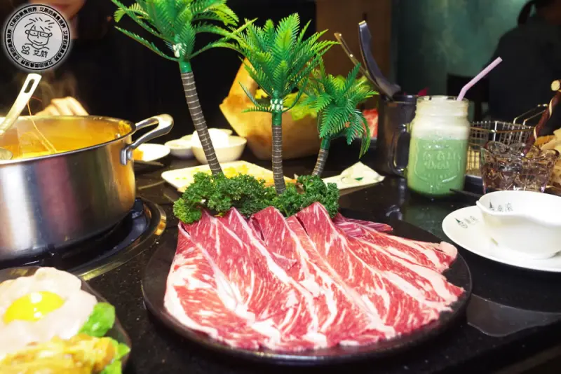 泰滾招牌冬蔭功鍋加上椰奶雞湯鍋就變成了泰式鴛鴦鍋，加上高品質Cab安格斯沙朗牛，一定要來嘗嘗看。泰滾 Rolling Thai 泰式火鍋