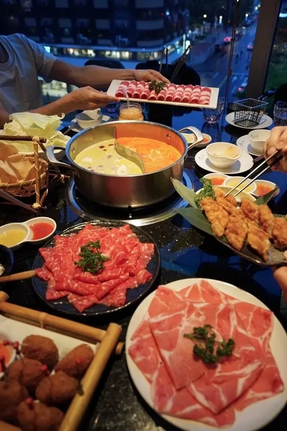 泰滾 Rolling Thai 泰式火鍋 - 招牌冬蔭功酸辣鴛鴦鍋，頂級安格斯牛肉，多種類道地美食，台北東區美食推薦，火鍋推薦