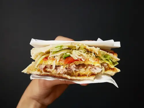 起丘-新北江子翠項弄內手製早餐  許多新奇口味等待挖掘  吐司、口袋餅想吃什麼自己選  爆漿起司超犯規              