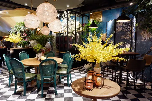 【食記】台中．西區｜勤美商圈無國界料理・OiN Tea House草悟道門市・讓你彷彿置身熱帶華麗花園