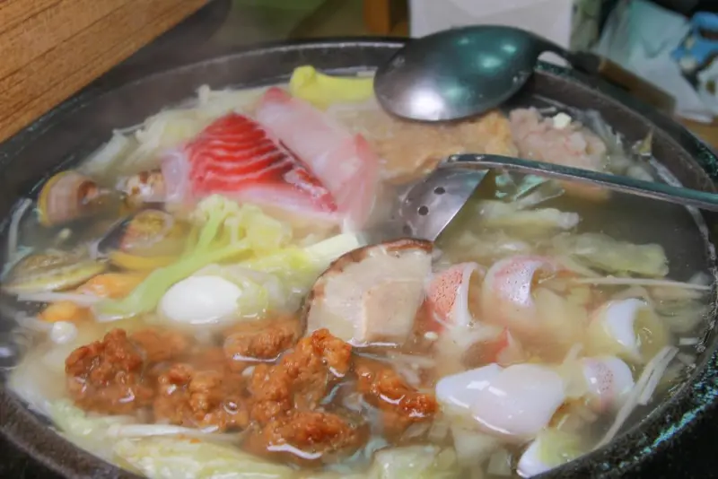CP值超高！兩百元享用超鮮美的海鮮鍋(當日現殺魚肉.軟絲.蝦子.排骨)，福緣火鍋讓人又愛又恨～