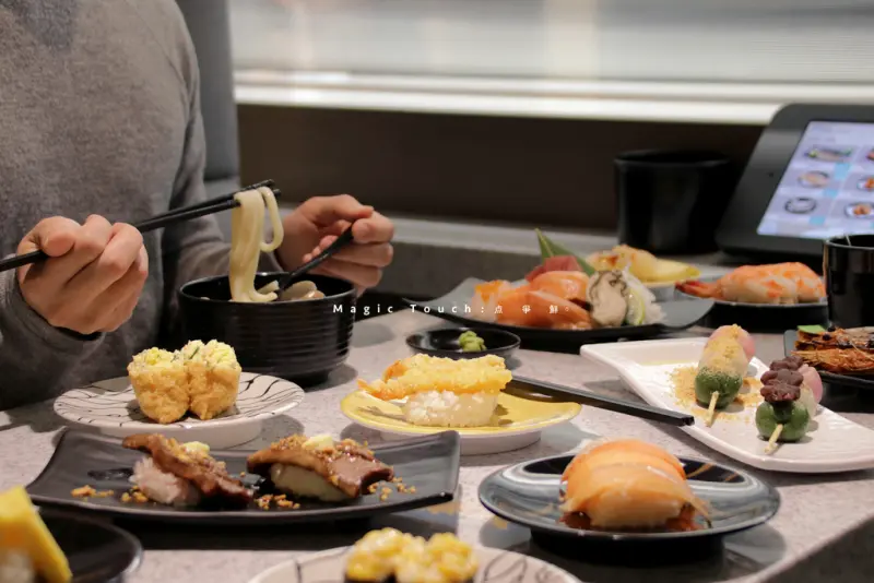 台北 Magic Touch 点爭鮮 信義ATT店，現點現做日本料理，平板點餐新幹線直送。台北信義區/ATT 4 FUN/壽司生魚片【男子的日常生活】