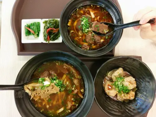 旭麵麵牛肉麵-延承老品牌V.S開創新型態  讓在等待轉車的同時  也能快速飽餐一頓              