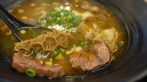 「台北中正區吃喝」北車牛肉麵推薦～清燉紅燒兩種口味一次擁有＠旭麵麵