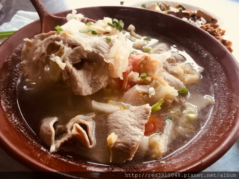 汐止麵食推薦~汐止區"小如東北酸菜白肉麵館"微冷的天來碗帶點微酸自製的"酸菜白肉麵"暖胃吧!滷製的小菜也不可不點