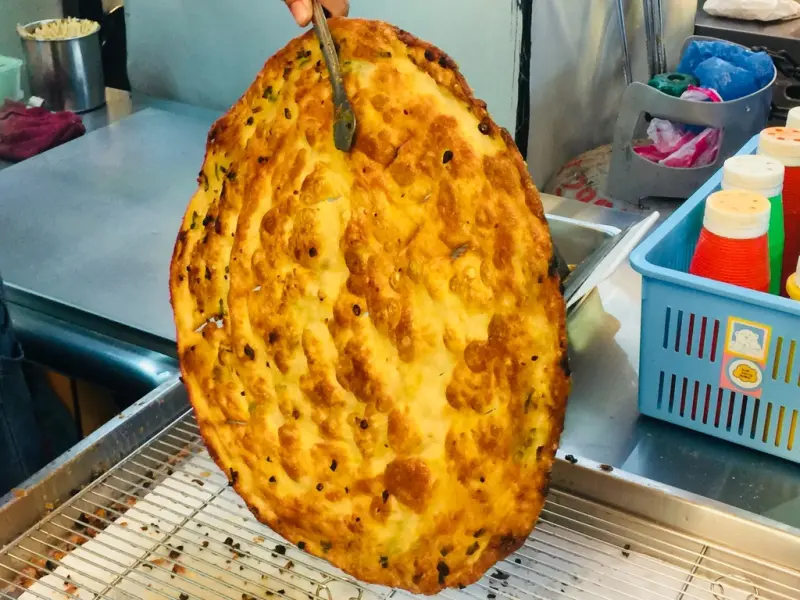 三和夜市美食~巷弄間現點現製做的飄香蔥油餅"丹丹香純手工蔥油餅",吃過一次會想念的酥脆滋味!!