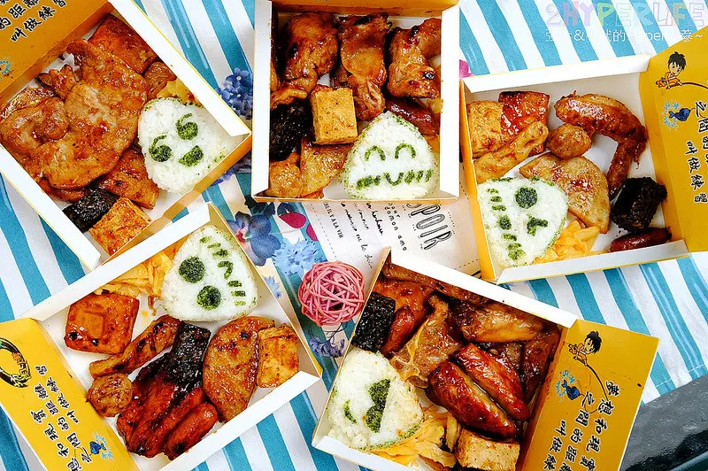 台中一中商圈美食 | 超可愛福斯胖卡餐車【霄汐君烤肉坊】出沒益民商圈，餐盒裡面裝了滿滿燒烤和可愛表情飯糰，每份都是銅板價哦！ @強生與小吠的Hyper人蔘~