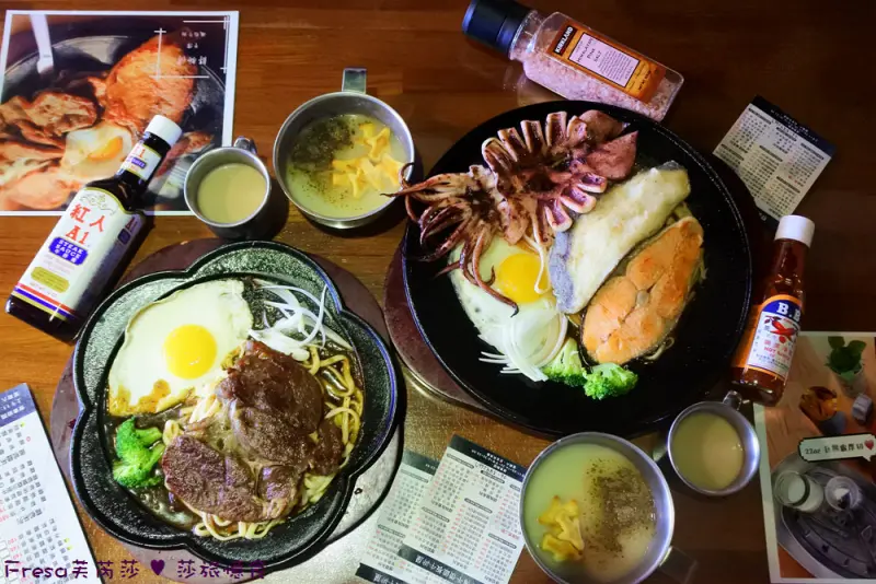 台南新市區【胖師傅平價鐵板牛排】好多魚套餐魷魚鮭魚鱈魚滿足愛吃海鮮的味蕾.巨無霸厚切牛排鮮嫩超啾細│新市美食│新市排餐 - Fresa芙芮莎♥莎旅憶食