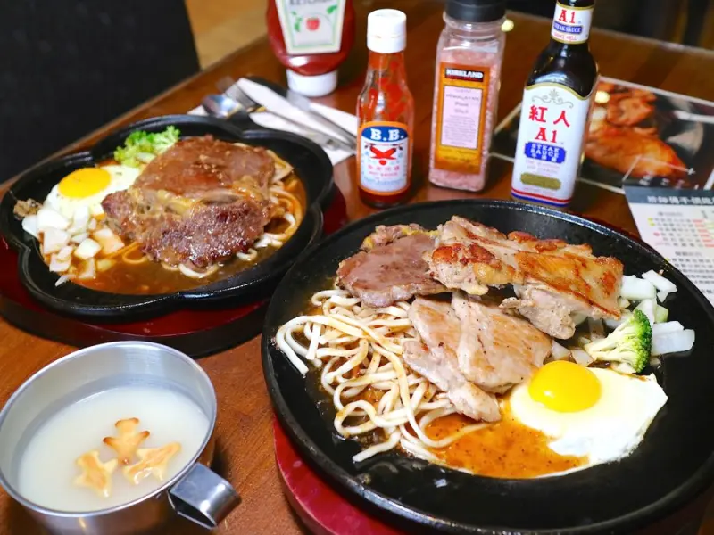 胖師傅平價鐵板牛排："好多肉"讓你一次吃到雞豬牛排｜免費加飯加麵，珍珠奶茶、飲料機、玉米濃湯任你喝到飽｜台南新市區的人氣牛排店 - 進食的巨鼠