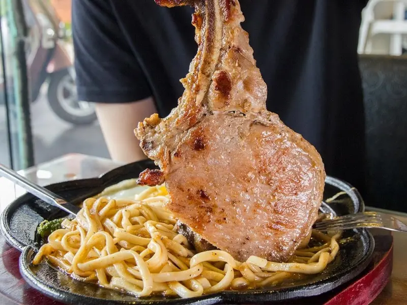 【台南】新市區 ★ 胖師傅平價鐵板牛排 - 厚切牛排軟嫩多汁，戰斧豬排深海魷魚超級霸氣
