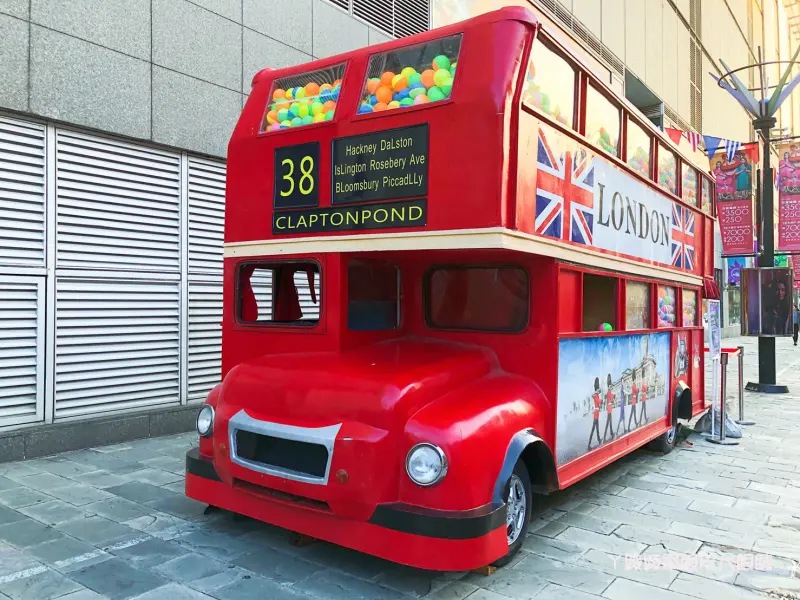 新竹大遠百超大巨型扭蛋機！扭蛋雙層巴士 - ㄚ綾綾單眼皮大眼睛