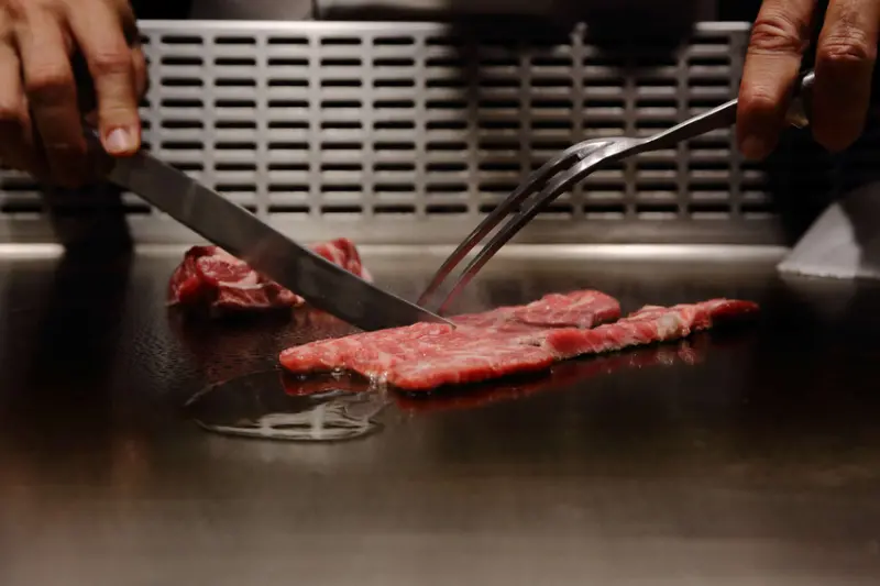 【食。台北】山茶花鐵板燒〜法國玫瑰龍蝦當附餐活跳跳搬上鐵板燒？！頂級味蕾饗宴，等你來品嘗‎