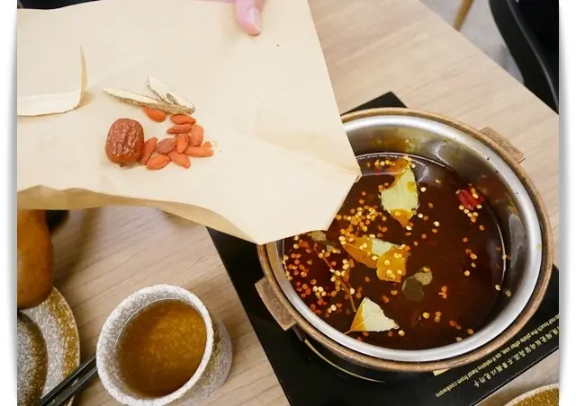 天冷來補一下「德記中藥火鍋-台南總店」中藥入鍋 ❤