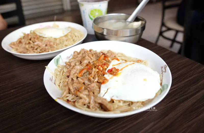 台中西屯│無名豬肉鐵板麵-台中人氣早餐，經濟又實惠銅板美食，從發財車到店面，鐵板麵份量有誠意，辣菜脯好夠味 - 藍色起士的美食主義