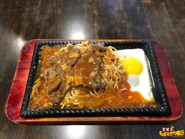 【台中市美食平價牛排推薦】厚嘟嘟牛排平價又美味濃湯飲料無限暢飲～招牌沙朗牛排、香酥魚排、厚切牛排！