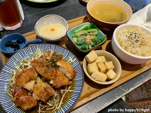 [高雄]叁。食壹★西子灣渡輪站旁的老屋餐廳，推~午晚餐特餐