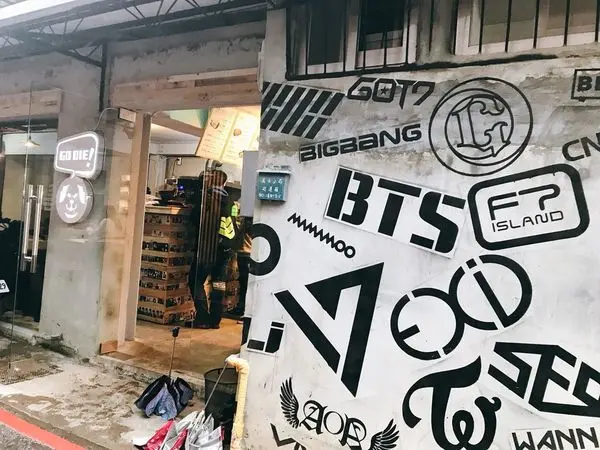 迷妹們手刀衝了！！尖叫聲～～K-POP聚會首選地！[ GO DIE狗帶點心 ]，滿滿周邊滿滿歐巴陪你吃韓食