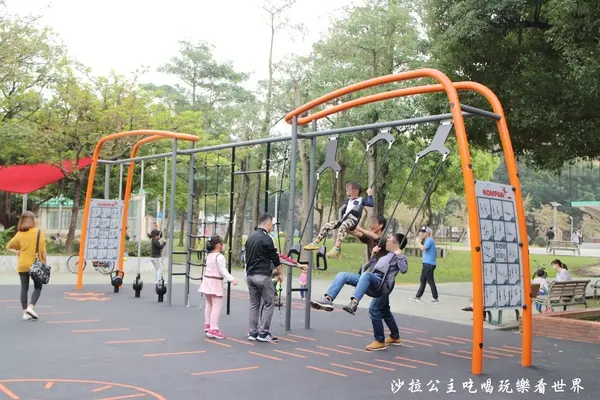 北投景點【北投立農特色公園】沙坑/溜滑梯/蹺蹺板/旋轉椅/極限飛輪/跳樁/捷運唭哩岸站