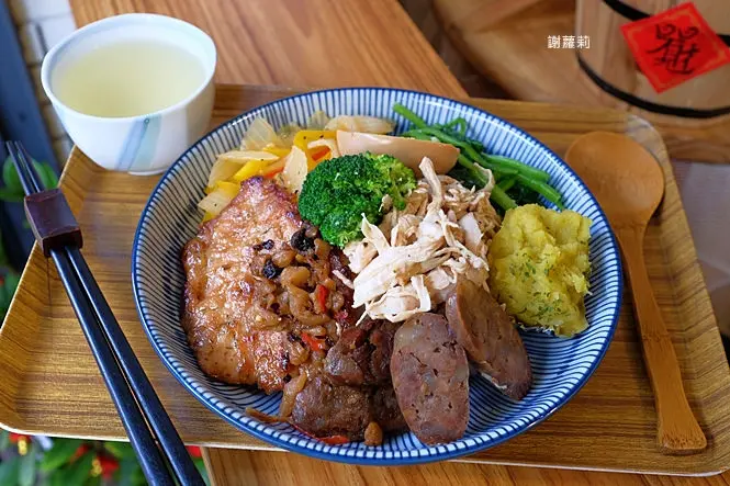 《嘉義♥食記》知慶屋飯糰便當。隱藏在巷弄裡的特色日式便當店，連飯糰都可以這麼文青風！