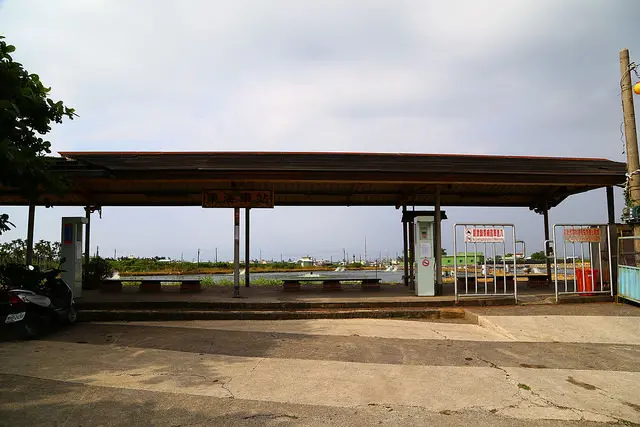 東海車站。沒有喧嘩的人聲鼎沸有的只是疾駛而過的火車。