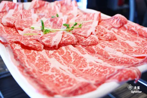 [ 中山區/民權西路站美食 ] 淺藍 × 肉老大火鍋/涮涮鍋錦西店～麻辣鍋牛奶鍋湯頭菜盤肉品沙拉吧表現俱優，連附餐拌麵都讓人讚不絕口