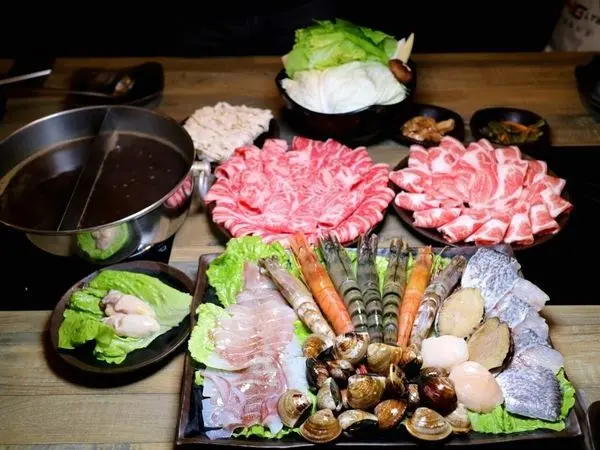 【桃園.火鍋】金鍋盃，肉好甜蝦好鮮，大器火鍋葉菜續無限