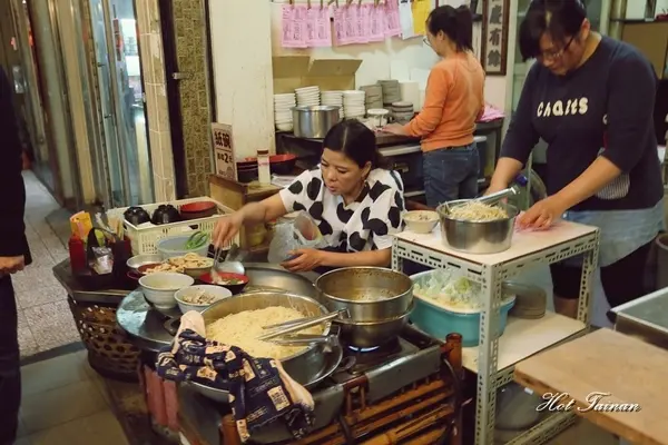 【台南美食】古早味銅板美食！來一碗肥瘦任選的肉燥飯吧：蔡三毛豬血攤        
      