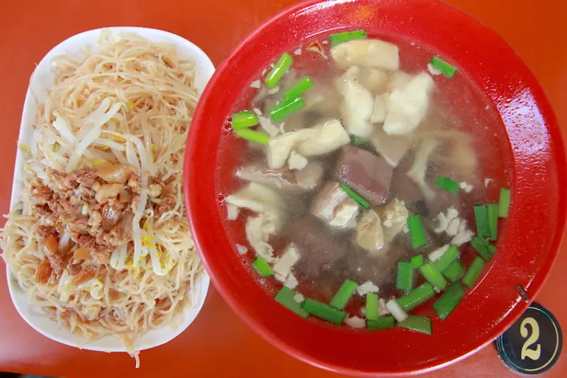 吃。台南|中西區。網路及旅客聚集名店，個人主觀感受整體口感普普的，定價稍微偏貴「蔡三毛豬血攤-赤崁店」。