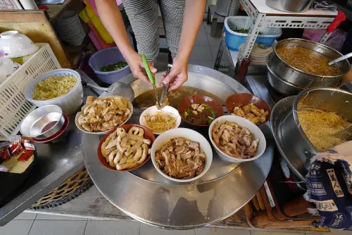 台南美食迷你食記｜蔡三毛豬血攤-赤崁店（乾拌大腸頭、豬血綜合湯、乾拌綜合）