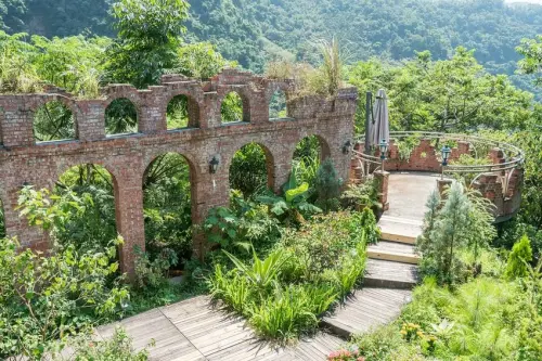 新北秘境｜天空之城 青立方 Greenery Cube Café 景觀餐廳、歐風古堡空間、約會餐廳、隱藏版仙境餐廳、新北小歐洲