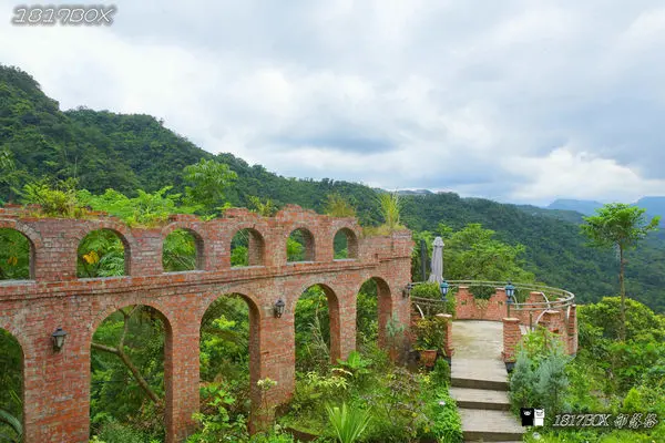 【新北。新店】新店區遺世秘境。青立方 Greenery Cube Café。紅磚拱牆天空之城。森林系餐廳