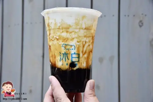 桃園火車站IG人氣黑糖波霸鮮奶，第二杯半價享優惠，漸層系列也不錯