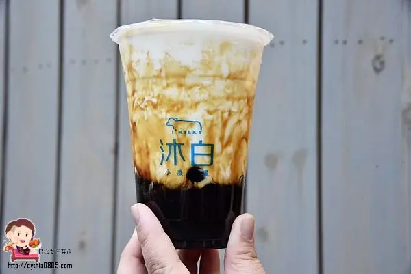 桃園火車站IG人氣黑糖波霸鮮奶，第二杯半價享優惠，漸層系列也不錯