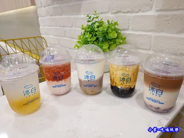 桃園火車站週邊美食/好喝黑糖珍奶【沐白小農沐場 桃園總店】手炒沐白黑糖波霸鮮奶．肯啃鮮乳特調#小芋圓芋頭鮮奶#草莓鮮奶#紅豆紅茶鮮豆乳#西施柚子茶。統領廣場附近商圈(康是美~旁)好喝手搖飲料推薦(食記