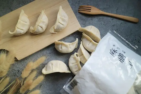 料理》小家庭與外宿族的懶人料理》凱蒂的冷凍水餃5吃法大公開 水煮水餃、紅油餃子、煎餃、牛肉湯餃、韓國年糕餃子湯