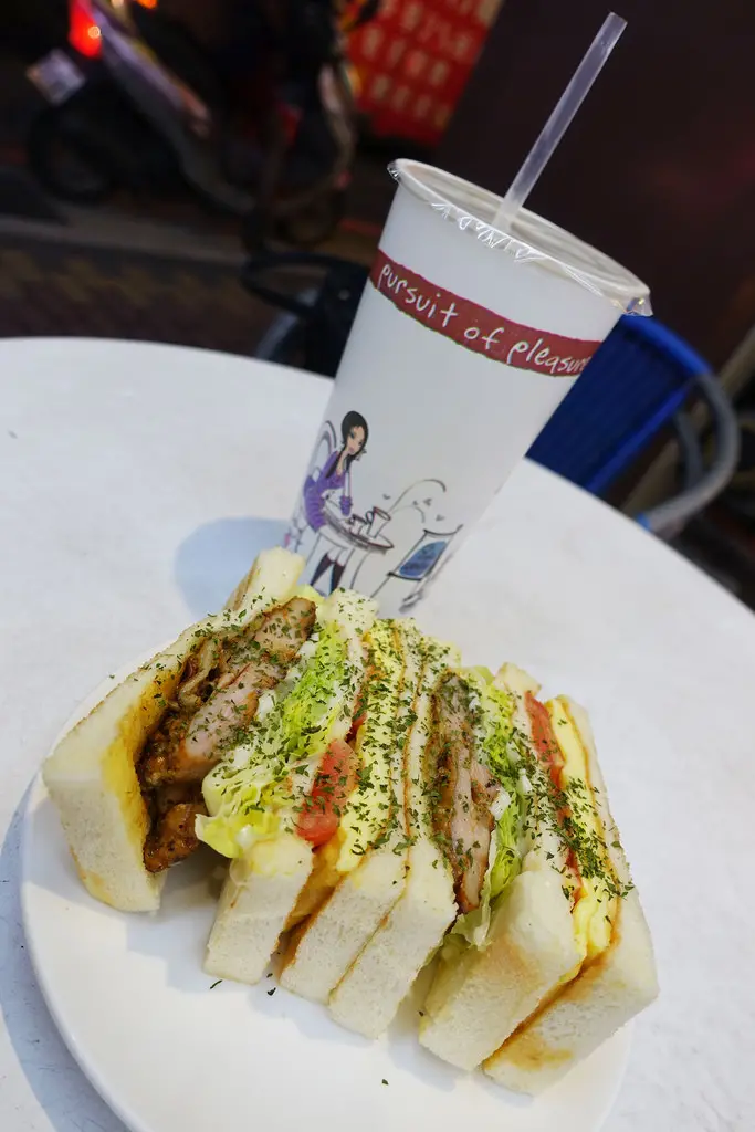 (胖樺食記)新莊推薦必吃早午餐「幸福小杜 紅茶牛奶/碳夯吐司」/高大鮮奶茶/消夜也有義式雞腿排吐司