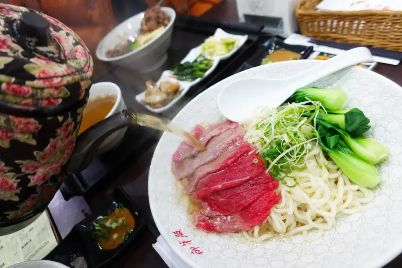 (胖樺食記)捷運東門站推薦美食「御牛殿麵鍋食堂」/鈜景國產肉品專賣店東門店/刺身牛肉麵/永康街美食/在地觀光客都愛/菜單