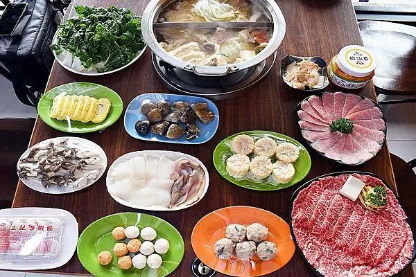 高雄汕頭火鍋哪裡吃？【老汕頭原味火鍋-博愛店】全高雄僅有兩家的老汕頭，以新鮮食材、當日現熬湯底，呈現最佳的滋味給你我！＊左營火鍋推薦